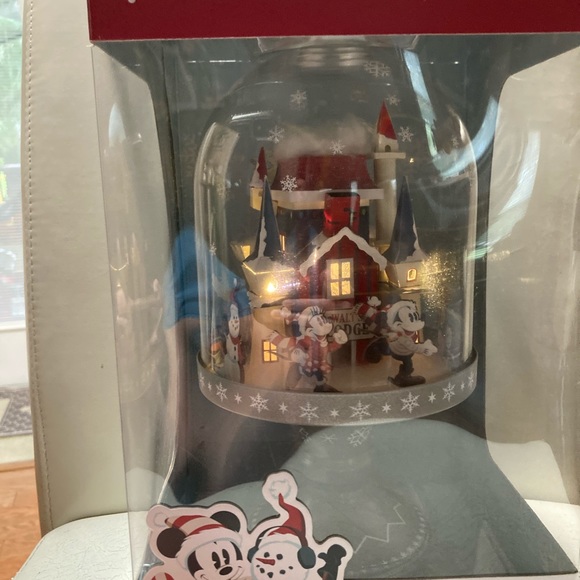 Disney Mickey Mouse and Friends Christmas light up Dome